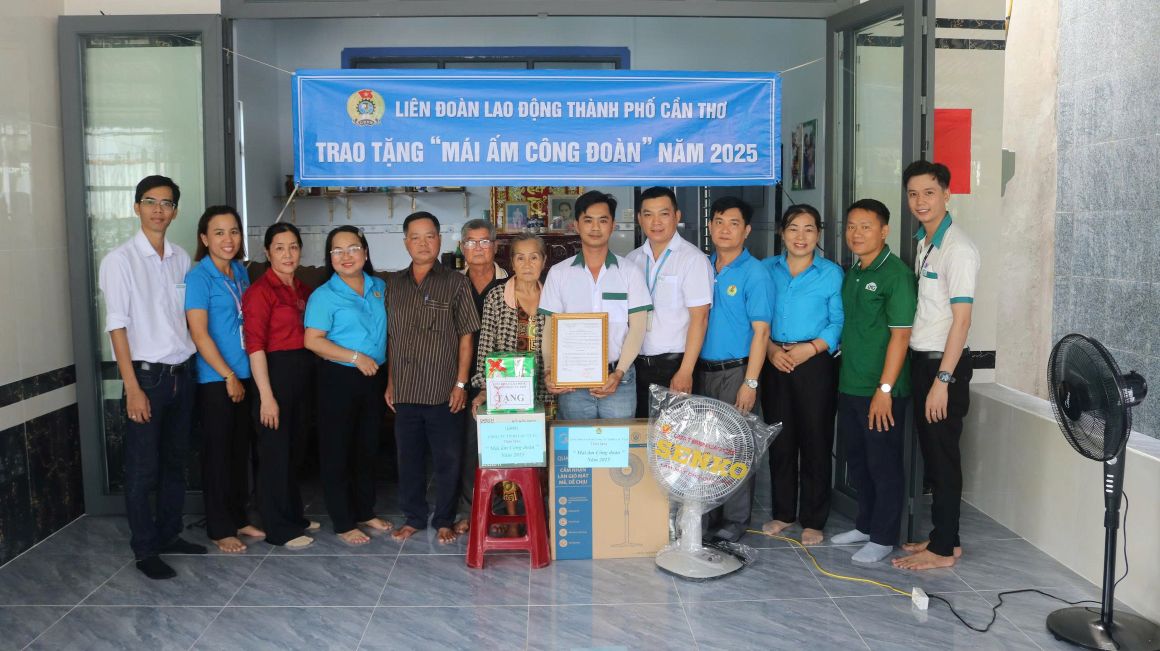Representantes de la Federacion Laboral de la ciudad de Can Tho los lideres de la comuna de Thanh Hoa y el Sindicato de Base de la Compañia de Responsabilidad Limitada Lac Ty II felicitan a la familia y a los miembros del sindicato Vu Linh. Foto: Federacion Laboral de la ciudad de Can Tho