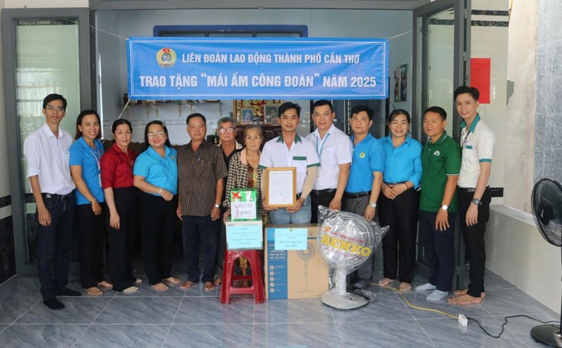 Representatives of the Can Tho City Labor Federation, leaders of Thanh Hoa commune and the Trade Union of Lac Ty II Company Limited congratulated union member Vu Linh's family. Photo: Can Tho City Labor Federation