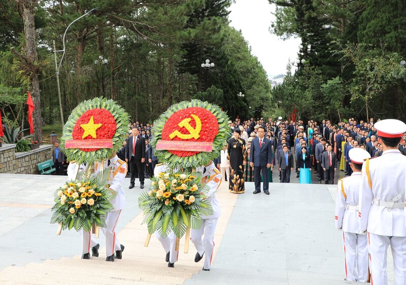 Doan dai bieu du Dai hoi vieng, tuong niem cac Anh hung liet si tai Nghia trang liet si Lam Dong va dang huong, dang hoa, bao cong tai Tuong dai Bac Ho. Anh: Lam Duc