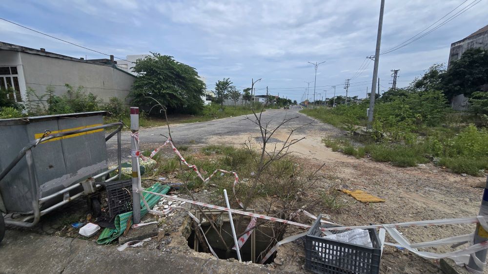 Do vướng trạm thu phí BOT, nhà đầu tư không đồng ý phương án đấu nối, khiến đường Trần Phú thi công xong đã lâu vẫn chưa có lối ra. Ảnh: Hưng Thơ