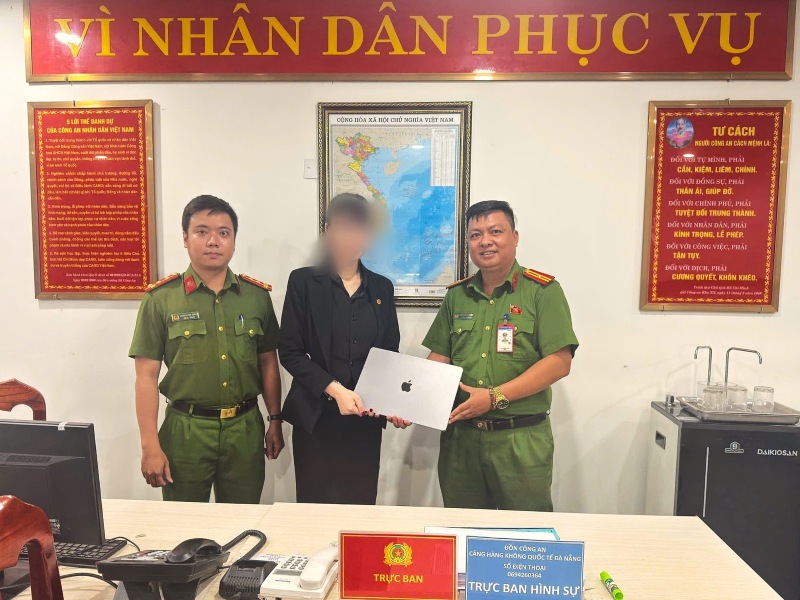 Don Cong an Cang Hang khong quoc te Da Nang trao hanh ly that lac cho hanh khach. Anh: CACC