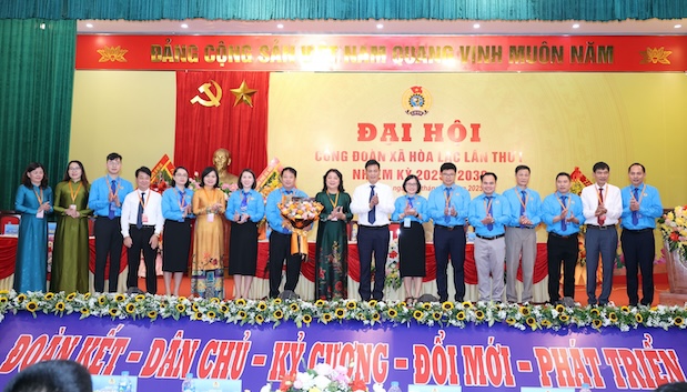 Hoa Lac 코뮌 노동조합은 노동조합 조직이 있는 기업의 95%가 단체 노동 협약을 협상하고 체결하도록 노력합니다. 사진: Manh Quan