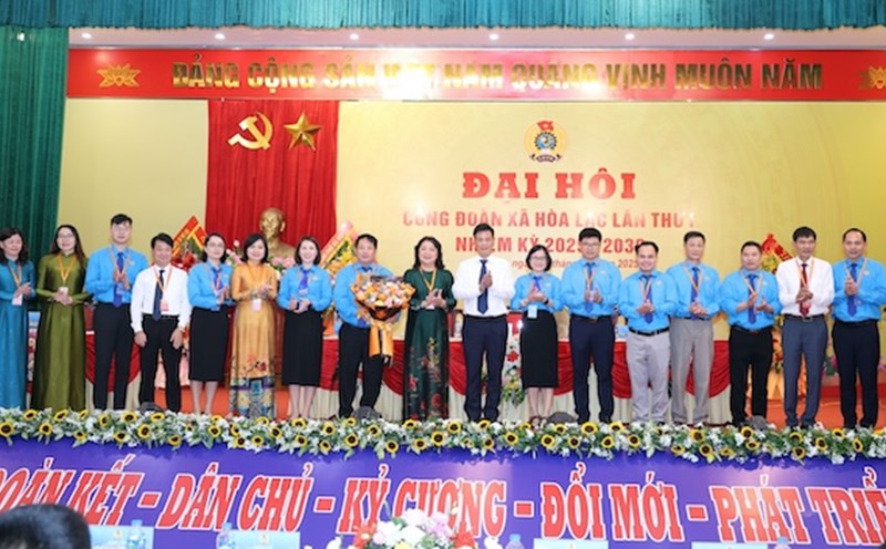 Hoa Lac Commune Trade Union strives for 95% of enterprises with trade unions to negotiate and sign Collective Labor Agreements. Photo: Manh Quan