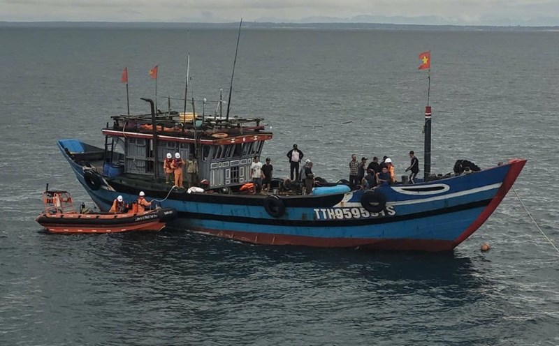 "icons" dived to find missing fishermen in the waters of Hue City. Photo: Q.An