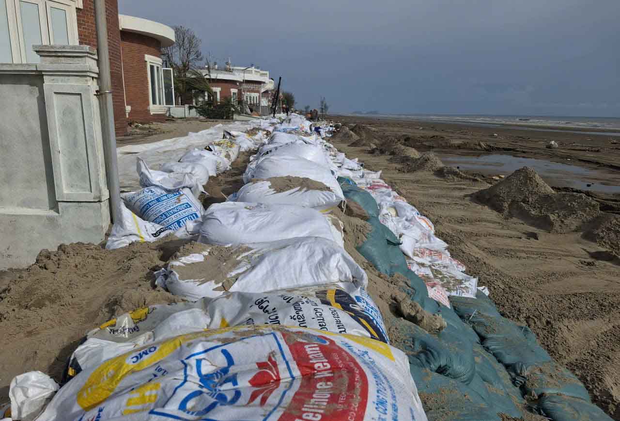 この投資家は波で被害を受けたホアティエン・スアンタン・リゾートの一連のヴィラの前で土のうを一時的に補強し、将来的には強固なコンクリートの防潮堤を建設すると述べた。写真: トラン・トゥアン.