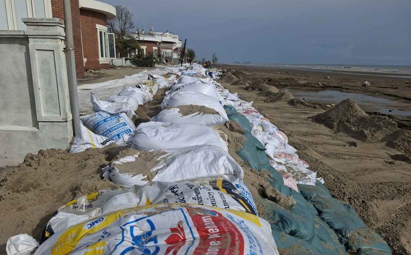 The investor temporarily reinforced the sandbags in front of the villa in Hoa Tien Xuan Thanh Resort that were damaged by waves, and said that he would later build a solid sea embankment with concrete. Photo: Tran Tuan.