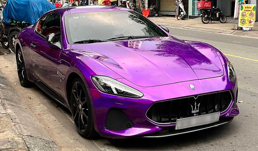 The rare purple Maserati Gran Turismo appeared on the streets of Ho Chi Minh City, attracting the attention of car enthusiasts thanks to its outstanding appearance. Photo: Phat Nguyen