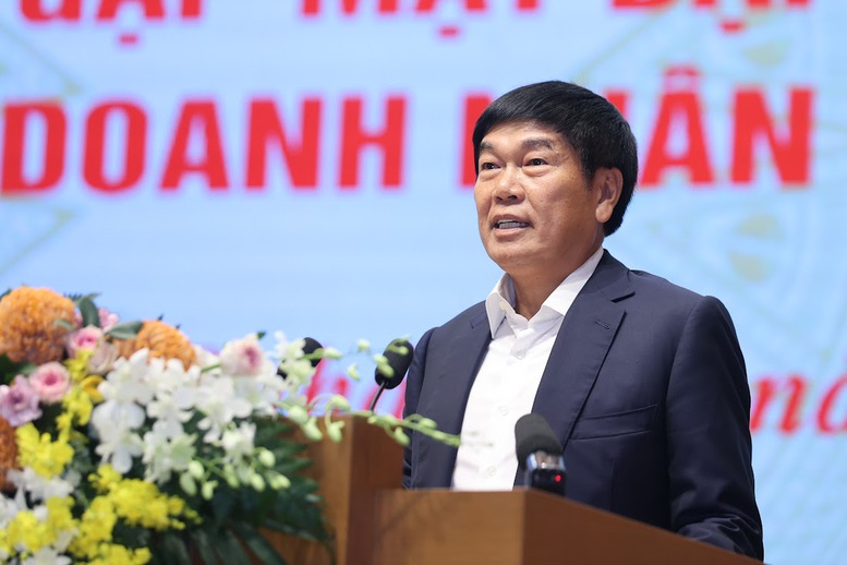 Chairman of Hoa Phat Group Tran Dinh Long suggested that the Government have more transparent mechanisms for placing orders and bidding and prioritizing Vietnamese goods in projects. Photo: VGP