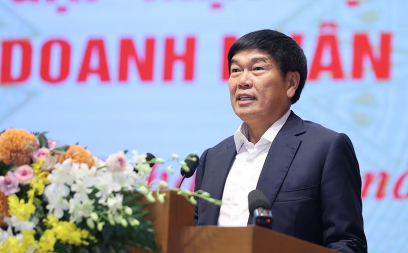 Chairman of Hoa Phat Group Tran Dinh Long suggested that the Government have more transparent mechanisms for placing orders and bidding and prioritizing Vietnamese goods in projects. Photo: VGP