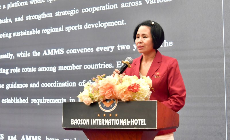 Ba Le Thi Hoang Yen phat bieu tai buoi gap mat bao chi thong tin ve Hoi nghi bo truong ASEAN