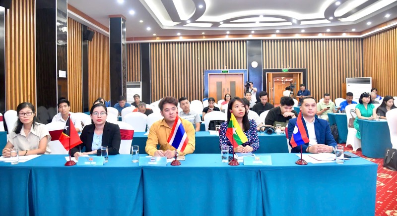 Cac dai bieu quoc te du buoi gap mat. Anh: Bui Luong