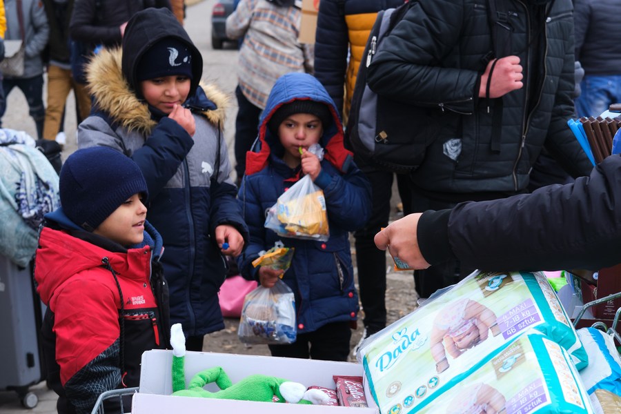 Ukrainian children await humanitarian aid in Medyka, the Polish border, in February 2022. Photo: Xinhua