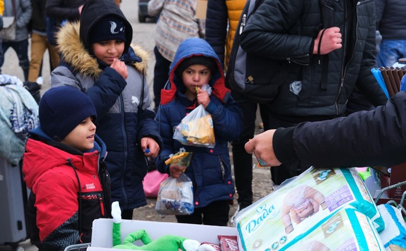 Ukrainian children await humanitarian aid in Medyka, the Polish border, in February 2022. Photo: Xinhua