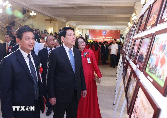 Politburo member and President Luong Cuong views the photo exhibition of 80 years of Vietnam Lawyers. Photo: Lam Khanh/VNA