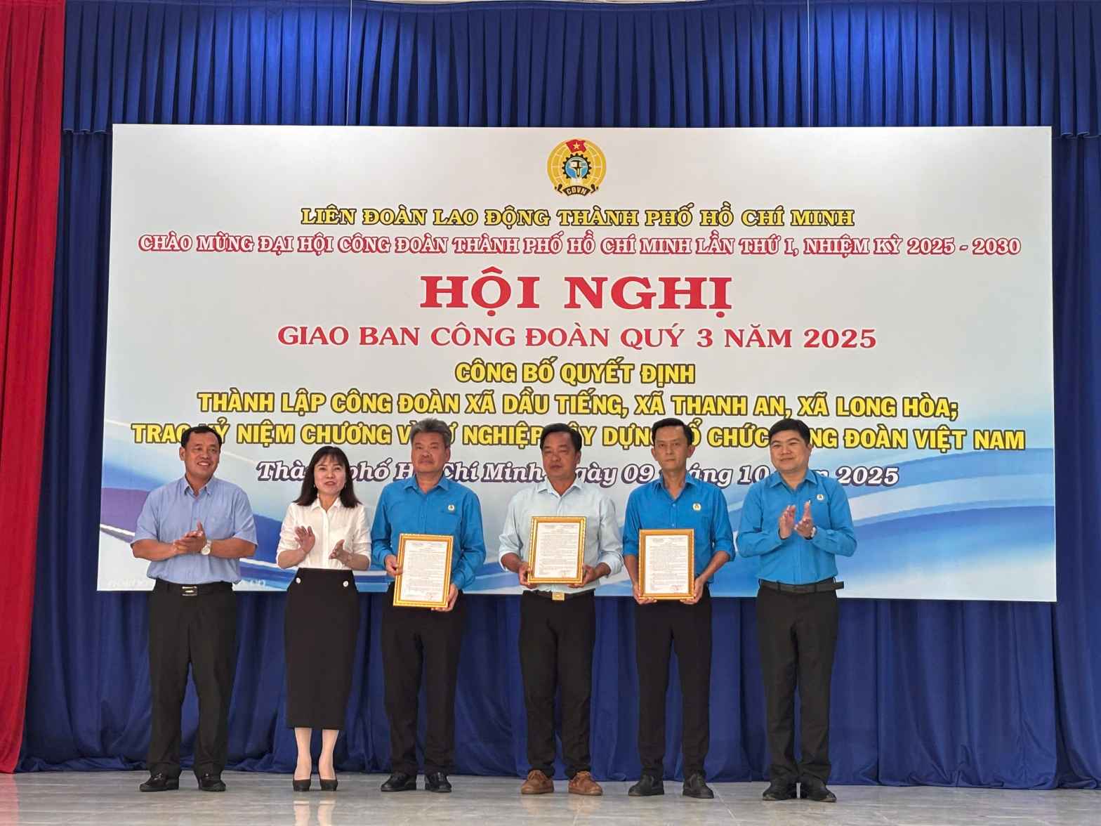 Dau Tieng 코뮌 노동조합 Thanh An 코뮌 노동조합 및 Long Hoa 코뮌 노동조합 설립 결정 수여. 사진: 노동조합 제공