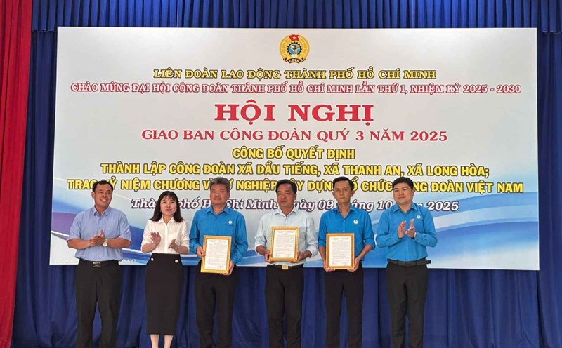 Awarding the decision to establish the Dau Tieng Commune Trade Union, Thanh An Commune Trade Union and Long Hoa Commune Trade Union. Photo: Provided by the Union