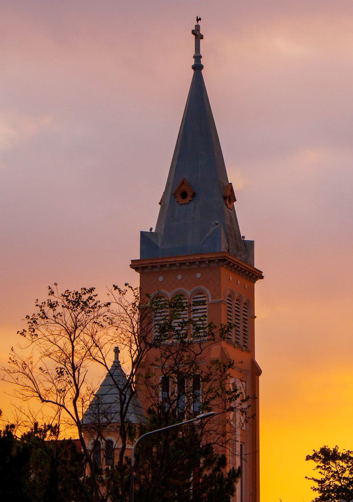 Sonnenaufgang in Pink und Orange an der Con Ga-Kirche (Kathedrale von Da Lat).