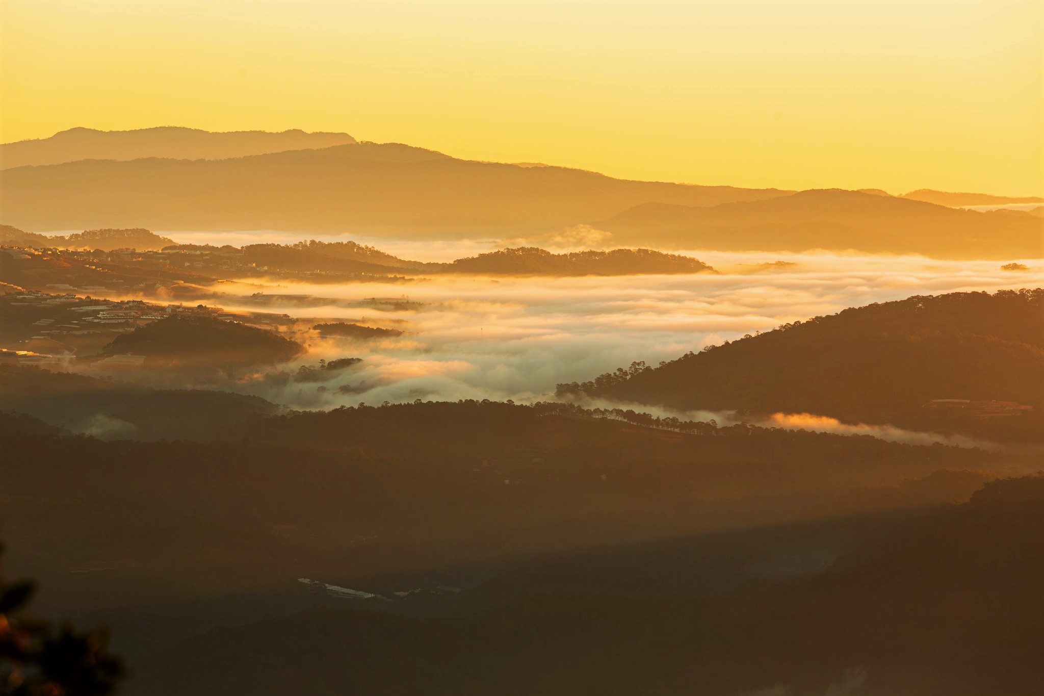 Sonnenaufgang auf dem Pinhatt-Gipfel an einem wunderschönen Tag. Laut Herrn Dung ist der Weg zum Pinhatt einfacher als der Aufstieg zum Lang Biang-Berg, und die Aussicht ist ebenso schön. Der Ort eignet sich auch hervorragend zum Wolkenjagen und zum Beobachten von Sonnenauf- und -untergängen und zieht Touristen und Fotografen an, die in die Bergstadt Da Lat kommen.