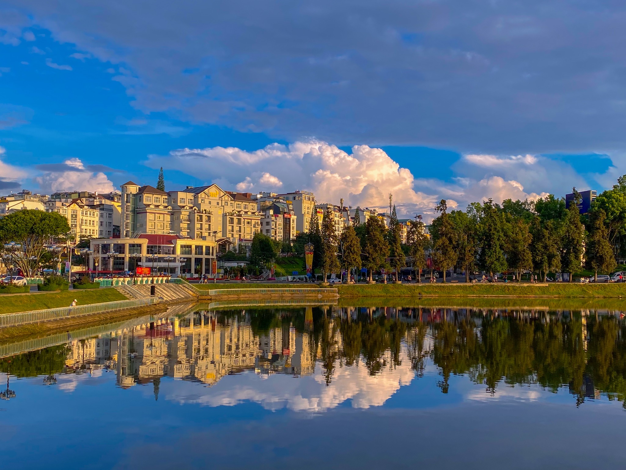 An einem Spätsommermorgen in Dalat waren auf der Ong Dao-Brückenstraße bei Sonnenaufgang deutlich bauschige weiße Wolken zu sehen.