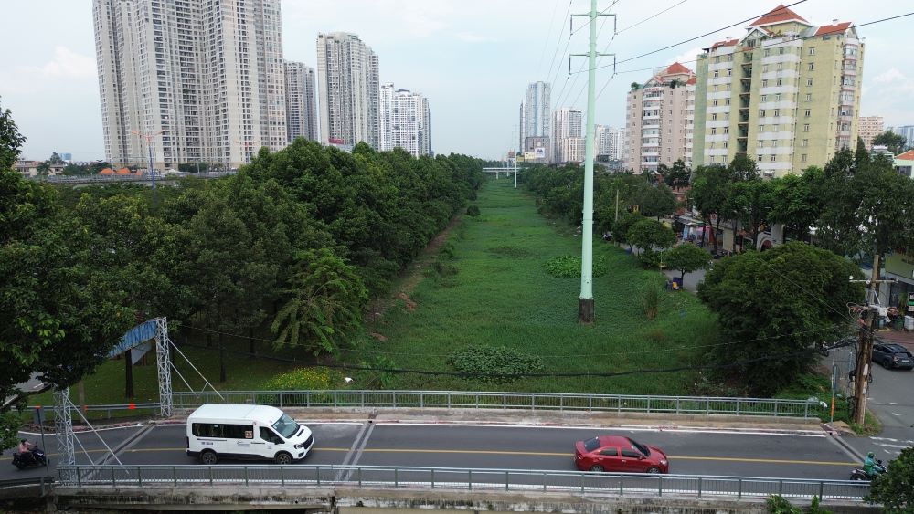 Nguoi dan song ven rach lo ngai muoi, ran ret sinh soi khi co va luc binh phu kin mat nuoc. Ảnh: Anh Tu