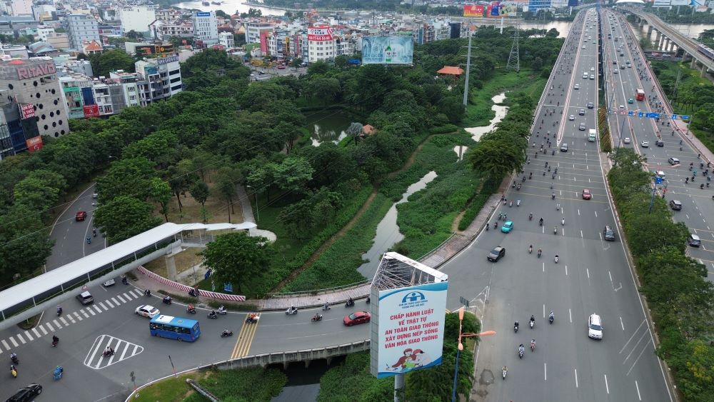   Dong rach dai gan 2km nam song song voi duong Vo Nguyen Giap nhieu nam bi boi lang, luc binh phu day dac. Ảnh: Anh Tu