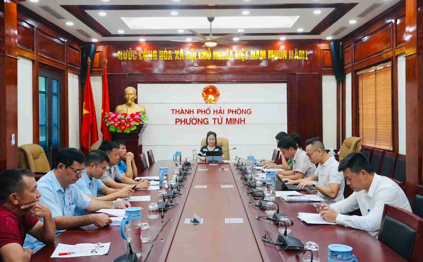 공공 토지 침범 및 점유 위반 가구에 대한 하이퐁시 Tu Minh 구 인민위원회의 업무 회의. 사진: Nguyen Thuong
