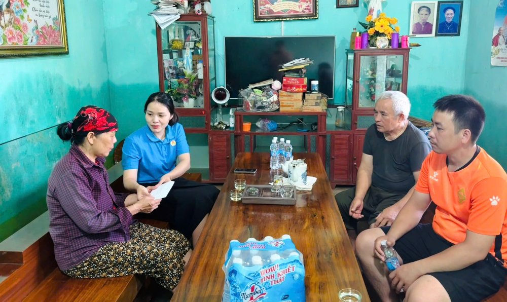 El Sindicato de Sun Group Thanh Hoa entrega apoyo a las familias de los miembros del sindicato. Foto: Sindicato de Thanh Hoa