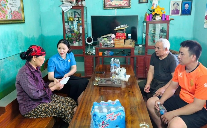 Sun Group Thanh Hoa Trade Union presented support to the union member's family. Photo: Thanh Hoa Trade Union