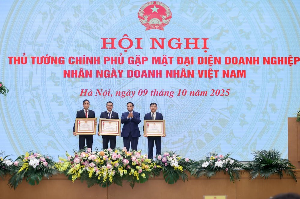 Thu tuong Chinh phu Pham Minh Chinh trao tang Huan chuong Lao dong hang 3 cho 3 don vi. Anh: VGP