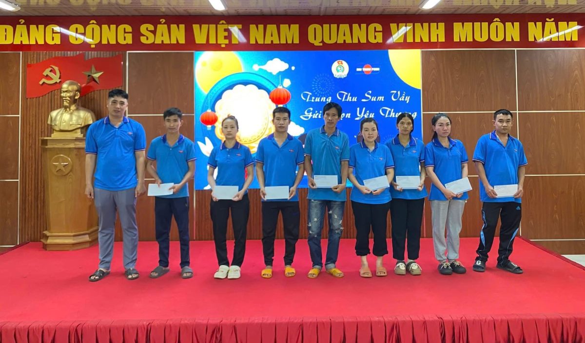 Cac doan vien cong doan co con nho va hoan canh kho khan thuoc Cong doan co so Cong ty TNHH Hai Trieu duoc nhan qua y nghia. Anh: Cong doan co so