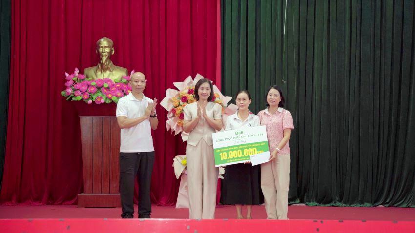 Pham Tran Long 씨 - F88 회사 부사장 - 호앙퀴 유치원-초등학교-중등학교 연계 지점 지원 기금 수여 (탄호아성 호앙푸브라 코뮌). 사진: F88