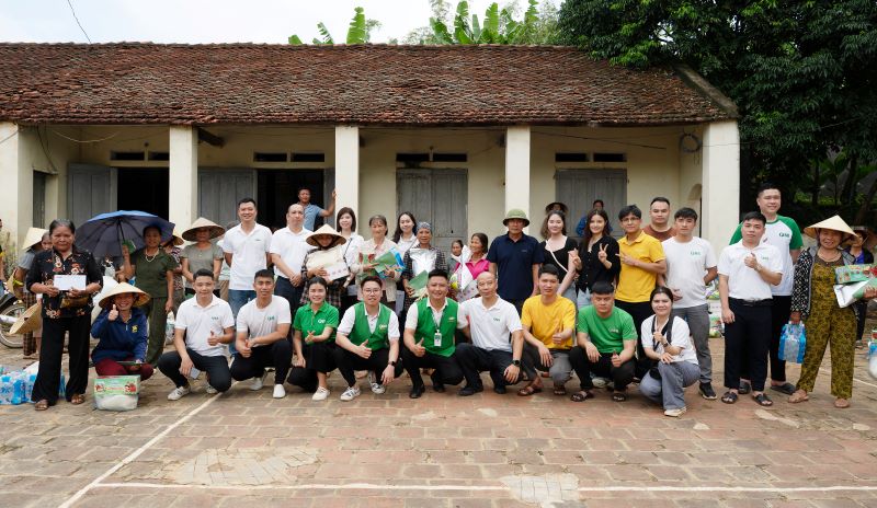 Doan cuu tro chuyen xe tu te trao hang cuu tro toi tay ba con thon Ngoc Nuoc, xa Kim Tan, tinh Thanh Hoa. Anh: F88