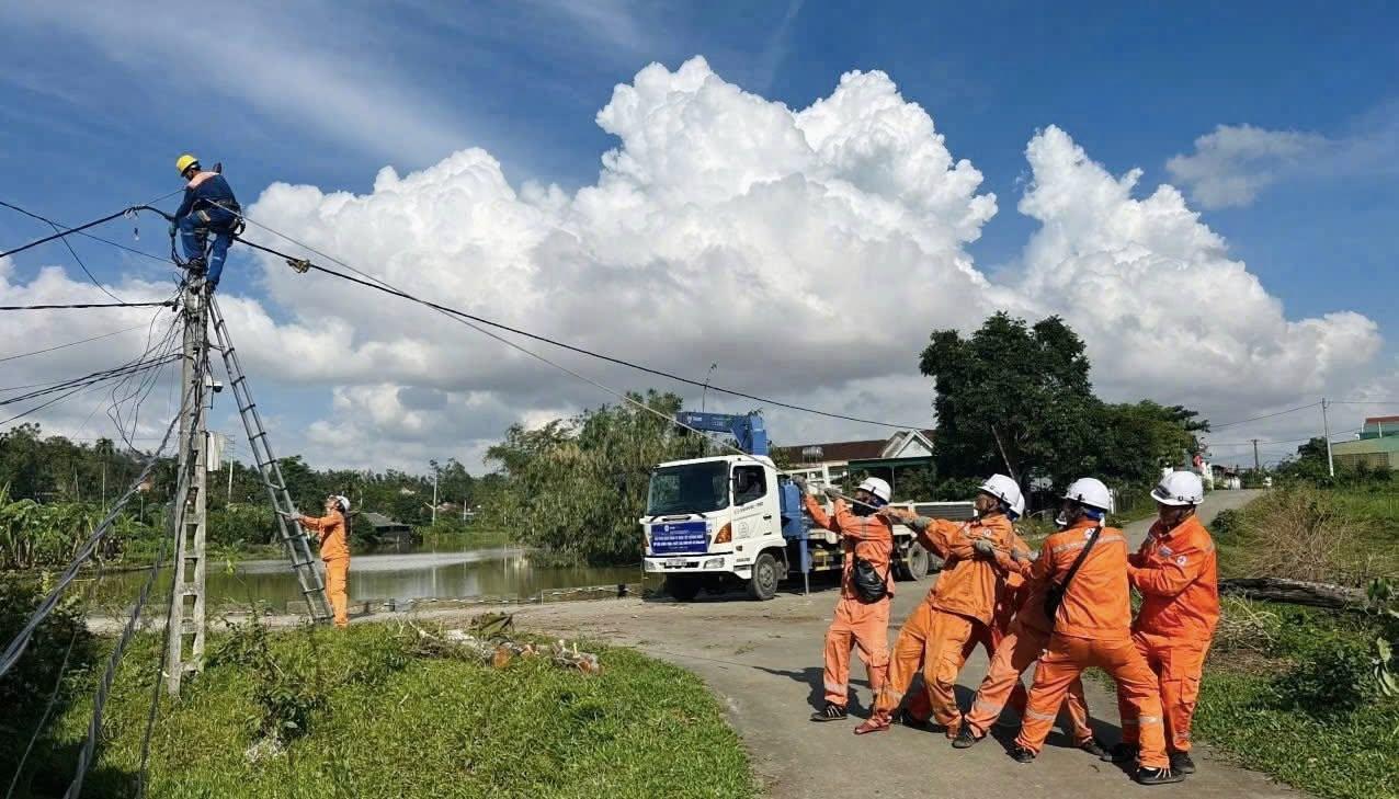 Can bo, cong nhan Dien luc Nghe An khac phuc hau qua bao so 10. Anh: Ngoc Anh