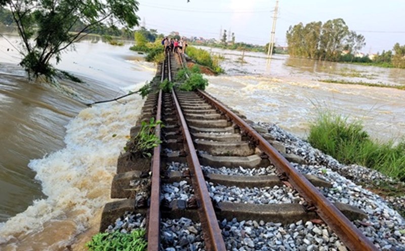The floodwaters caused paralysis on the Hanoi - Thai Nguyen railway. Photo: Minh Hanh