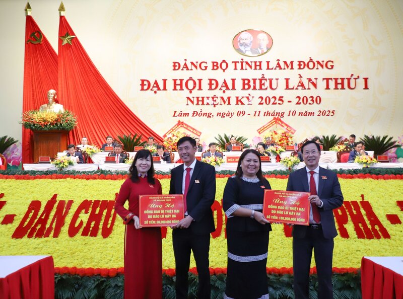 람동성 베트남 조국전선위원회는 폭풍우와 홍수로 피해를 입은 동포들의 지원을 접수했습니다. 사진: Duc Lam