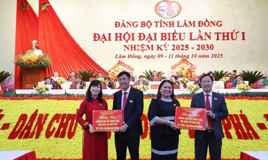 Ủy ban Mặt trận Tổ quốc Việt Nam tỉnh Lâm Đồng tiếp nhận  ủng hộ đồng bào bị thiệt hại bởi bão lũ gây ra. Ảnh: Đức Lâm