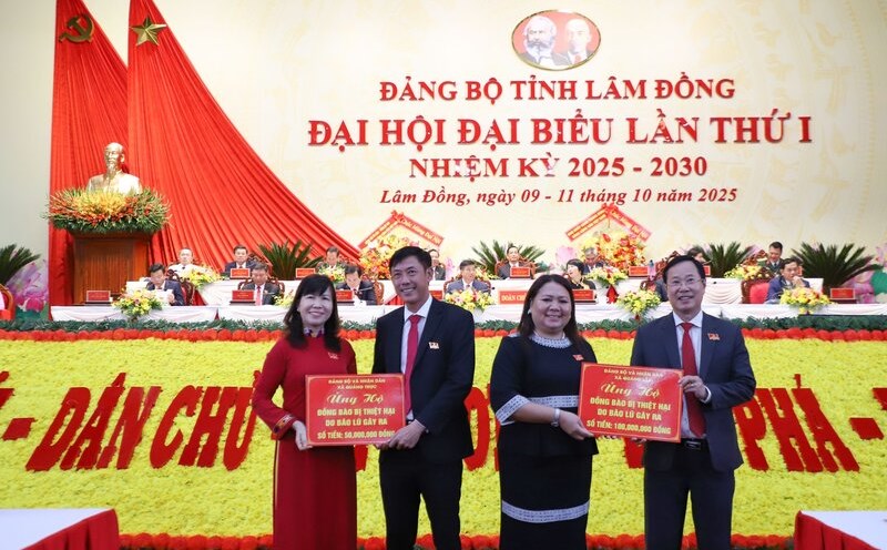 The Vietnam Fatherland Front Committee of Lam Dong province received support for people affected by storms and floods. Photo: Duc Lam