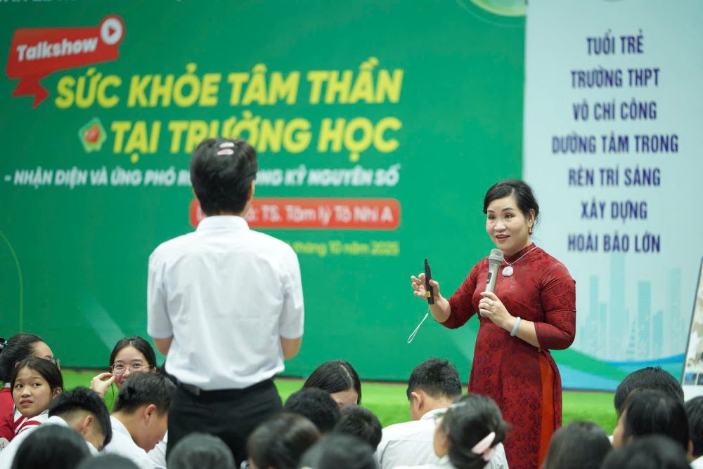 Dr. To Nhi A talks about school mental health in the 4.0 era. Photo: Dong A University