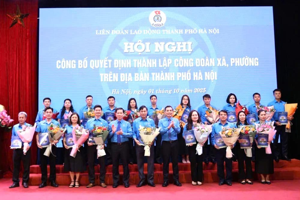 하노이시 노동총연맹 Kien Hung 동 노동조합 설립 결정 공식 수여. 사진: CDCSCC