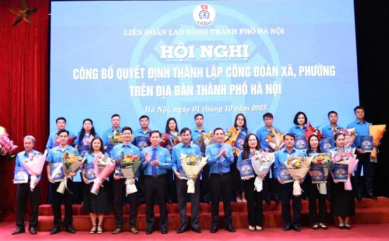 The Hanoi City Labor Federation officially presented the Decision to establish the Kien Hung Ward Trade Union. Photo: VCC Union