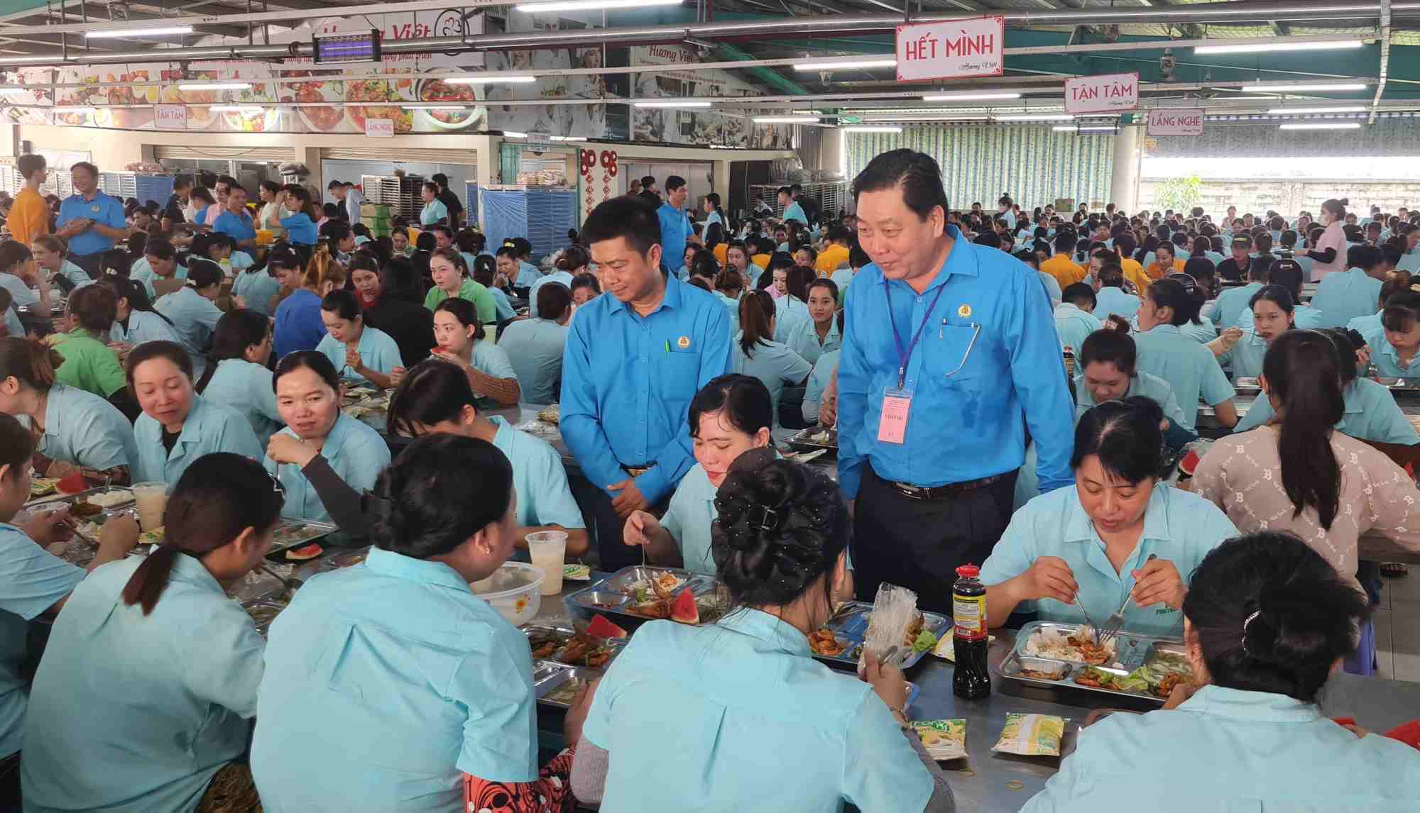 The Ca Mau Provincial Federation of Labor organizes a Union Meal for workers. Photo: Nhat Ho