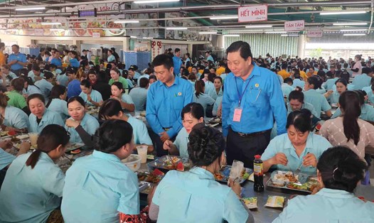 LĐLĐ tỉnh Cà Mau tổ chức Bữa cơm Công đoàn cho công nhân lao động. Ảnh: Nhật Hồ
