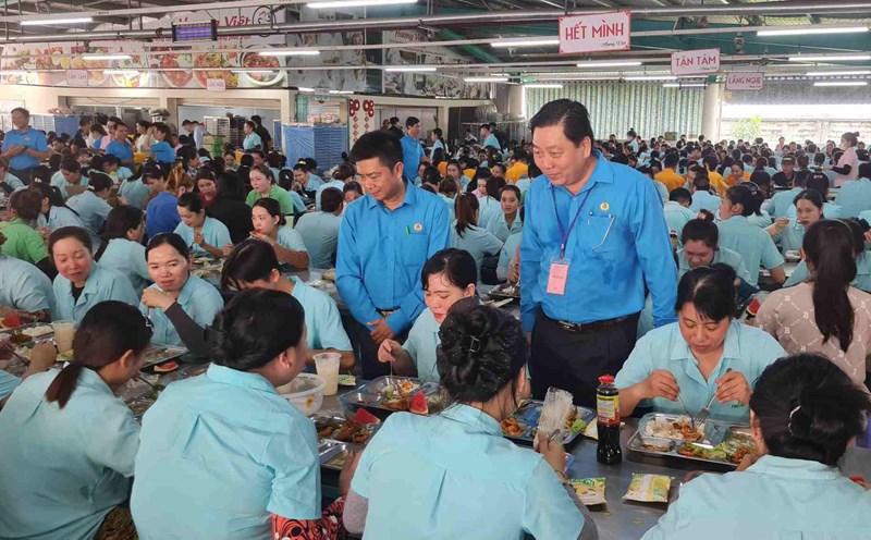 The Ca Mau Provincial Federation of Labor organizes a Union Meal for workers. Photo: Nhat Ho