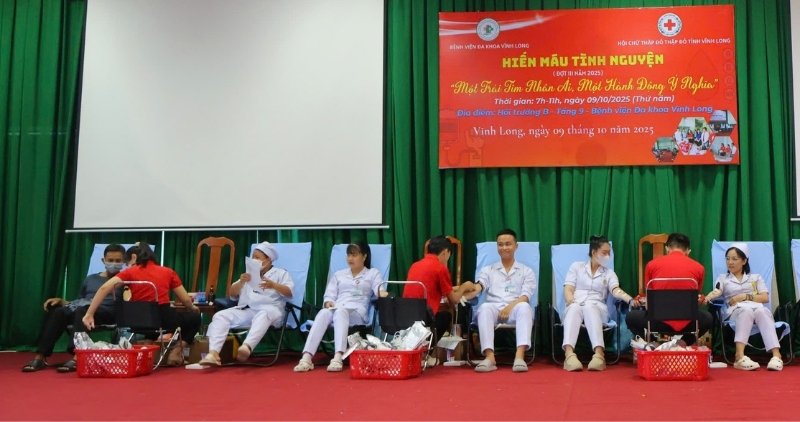 Funcionarios y personal medico participan en la donacion de sangre voluntaria en el Hospital General de Vinh Long. Foto: Hoang Loc