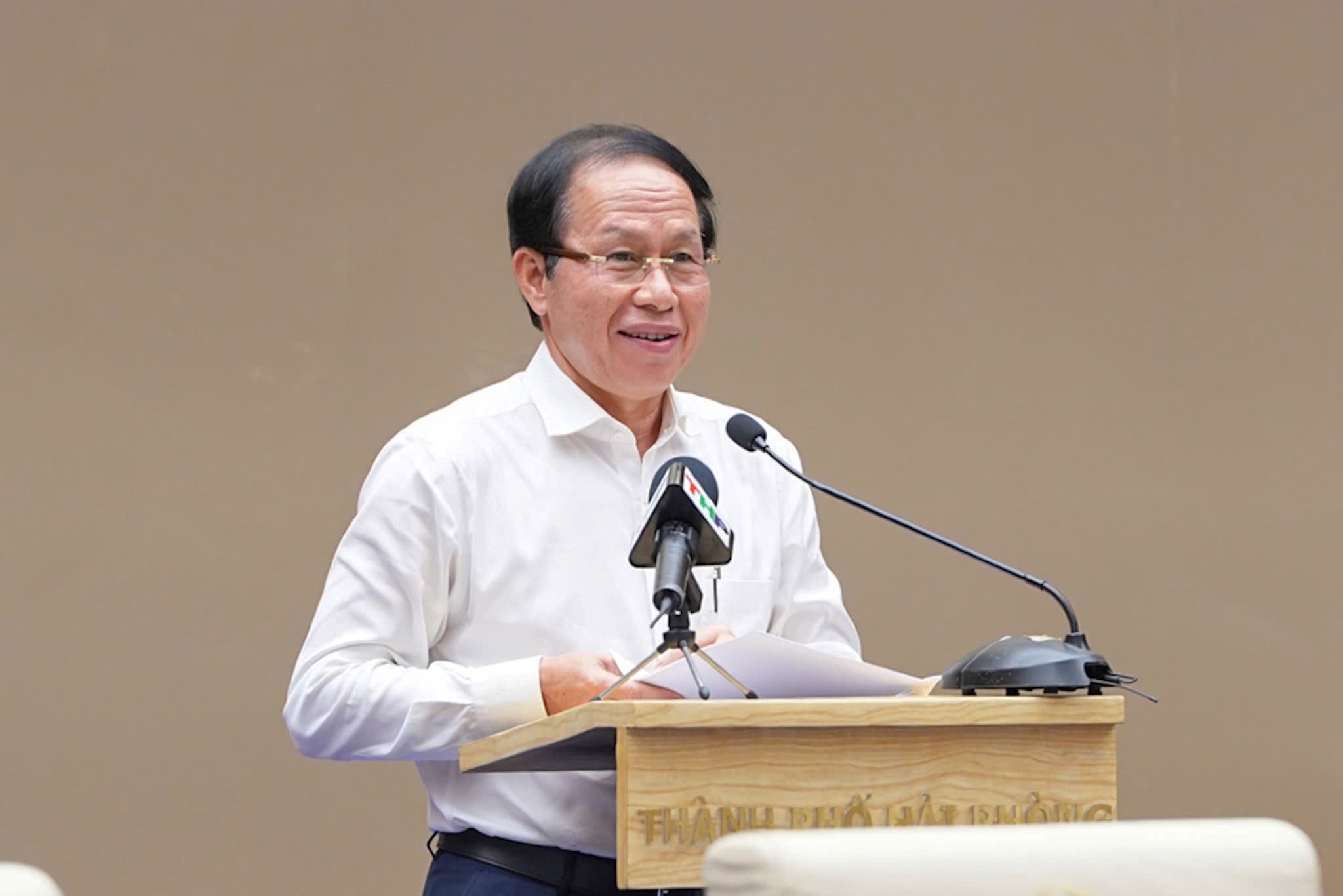 Le Tien Chau 시당위원회 서기가 회의에서 발언하고 있습니다. 사진: Hai Phong 전자 정보국