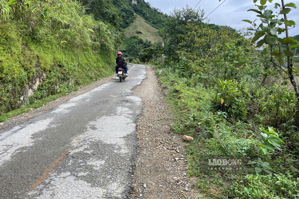 Provincial Road 158 running through A Mu Sung commune has been degraded for many years, making it difficult for people to travel. Photo: Dinh Dai.