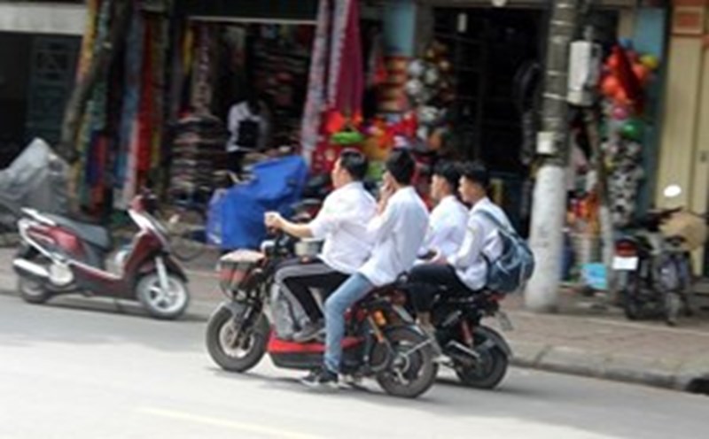 Khanh Hoa Police informed that it is not mandatory to have a certificate or driver's license for people aged 16 to under 18 to drive electric motorbikes and electric bicycles. Photo: Tran Vuong