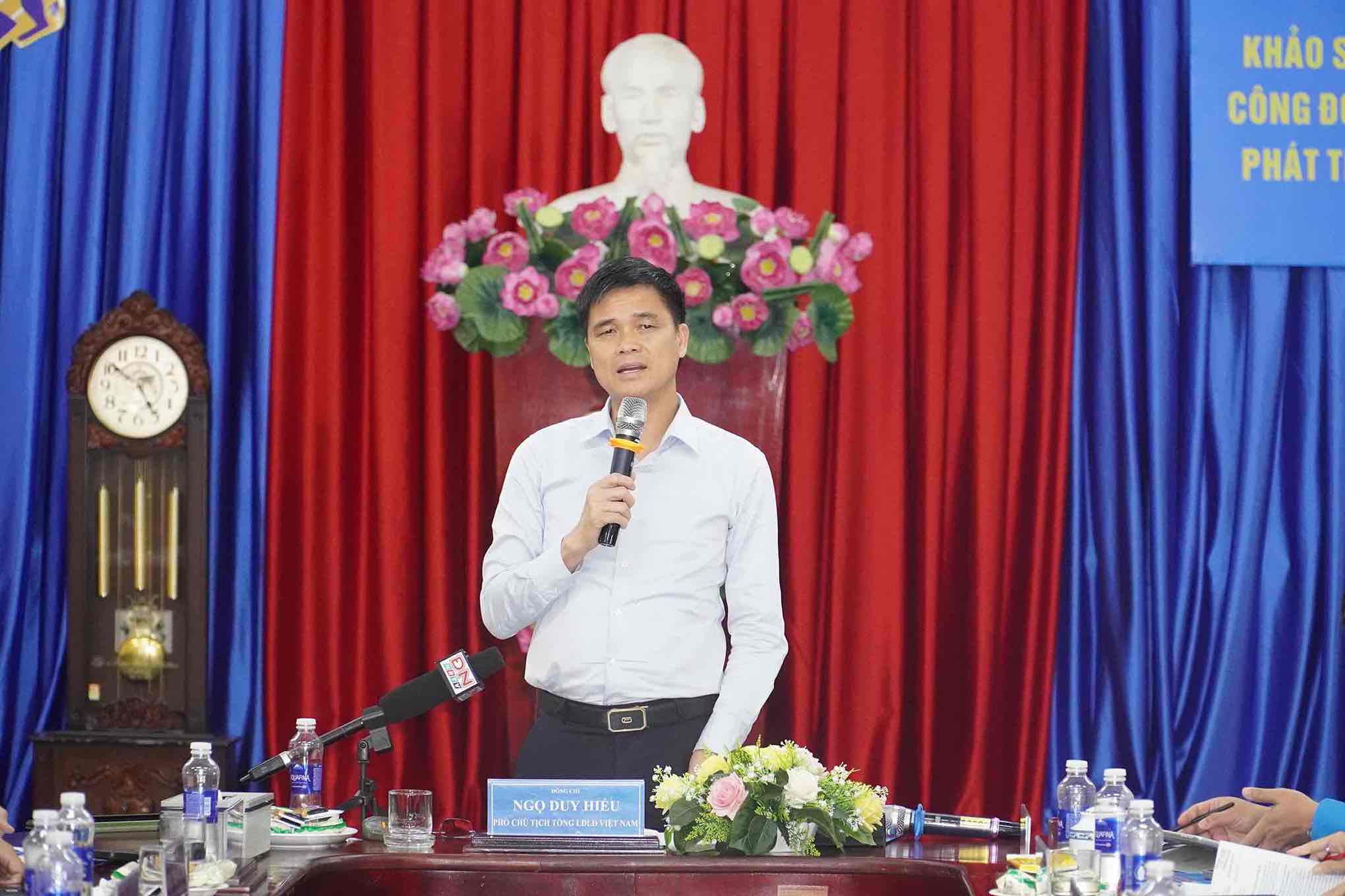 응오주이히에우 베트남 노동총연맹 부위원장이 동나이성 회의에서 지시 연설을 하고 있습니다. 사진: 하안찌엔