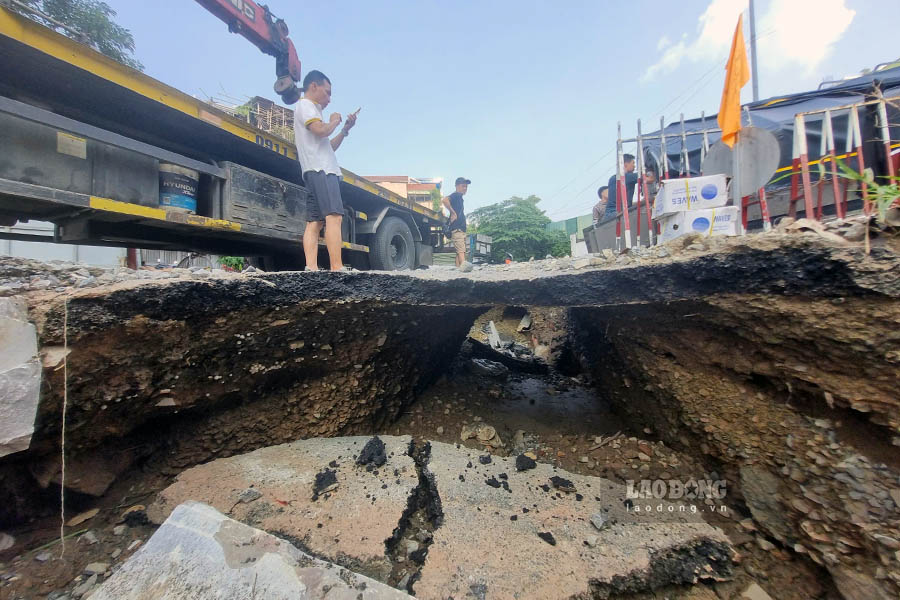 Cận cảnh loạt hố sụt lún xuất hiện trên đường trong khu đô thị ở Hà Nội