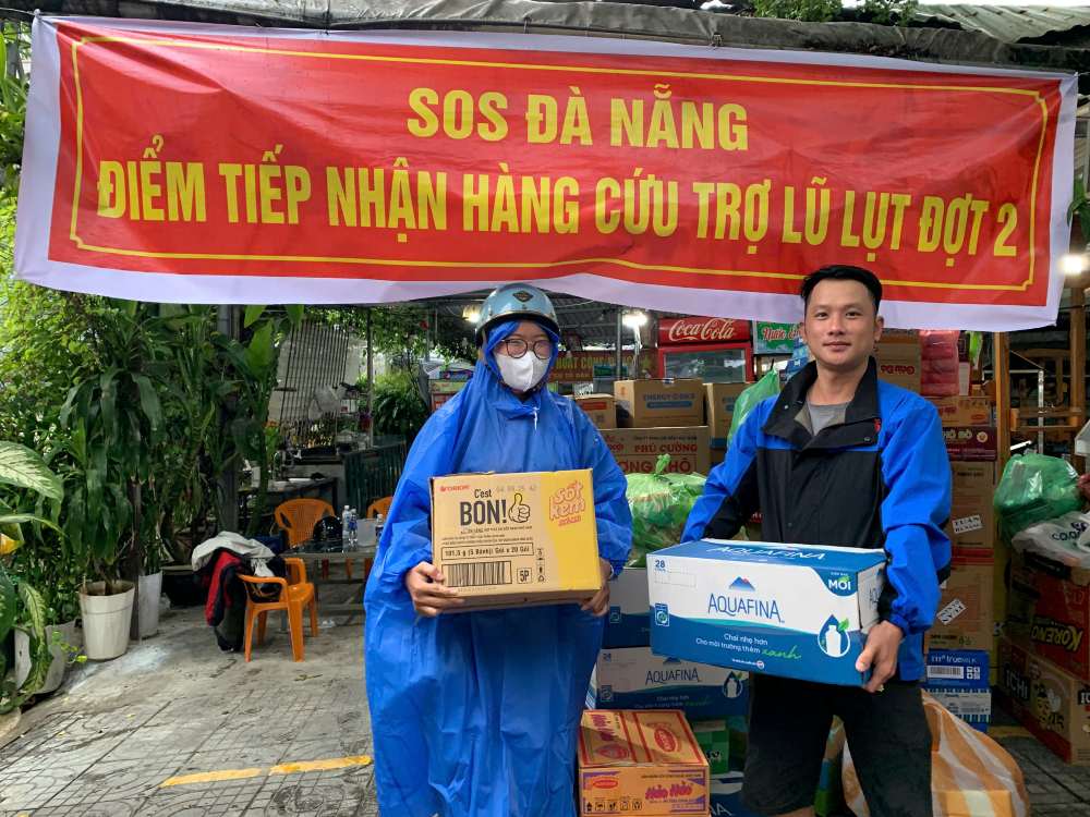 다낭 시민들은 북부 홍수 피해 지역 주민들에게 보내기 위해 쌀 밀라 밀라 라면 식수를 기부합니다. 사진: Thanh Huyen
